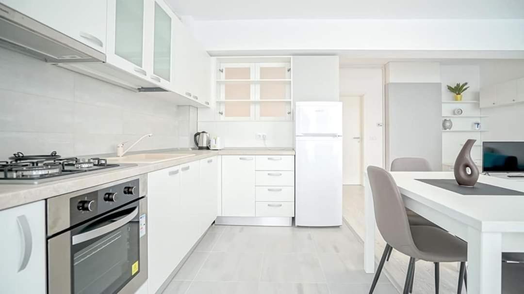 Giorgia And Ary Apartment Брашов Екстериор снимка